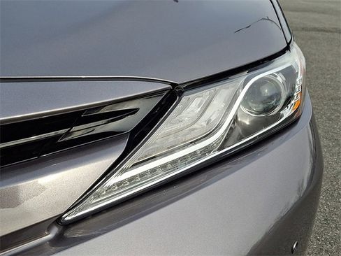 Used 2020 Toyota Camry XLE image 9