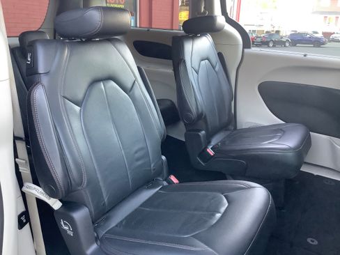 Used 2020 Chrysler Pacifica Touring-L Plus image 15