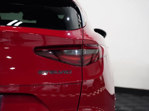 Used 2021 Alfa Romeo Stelvio Ti w/ Nero Edizione image 16