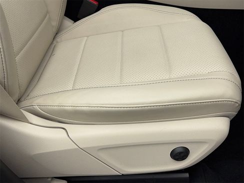 Used 2022 Mercedes-Benz GLE 350 4MATIC w/ AMG Line Exterior image 47