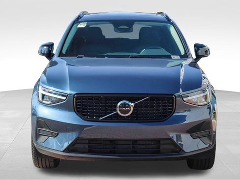 Used 2026 Volvo XC40 B4 Core FWD image 2