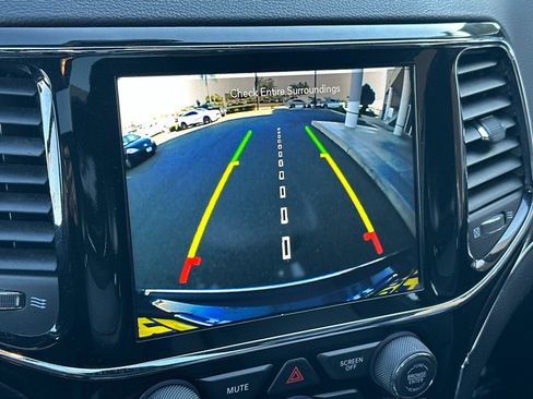 Used 2021 Jeep Grand Cherokee Limited image 18