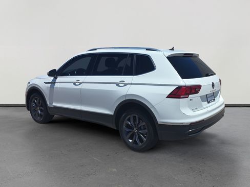 Used 2022 Volkswagen Tiguan SE w/ Panoramic Sunroof Package FWD image 3