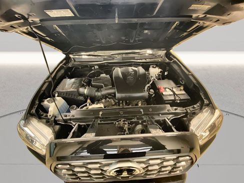 Used 2021 Toyota Tacoma TRD Off-Road image 9