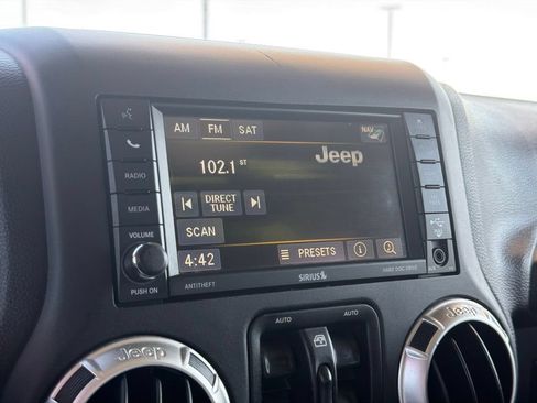 Used 2016 Jeep Wrangler Unlimited Rubicon w/ Connectivity Group AWD/4WD image 27