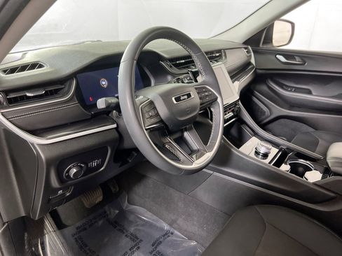 Used 2023 Jeep Grand Cherokee Laredo w/ Luxury Tech Group I image 9