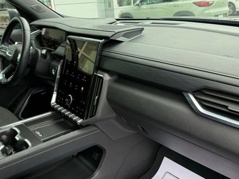 Used 2025 GMC Acadia Elevation image 9