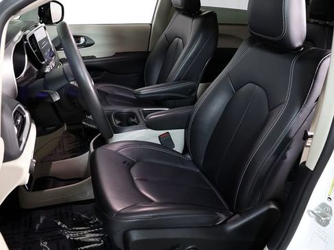 Used 2024 Chrysler Pacifica Touring-L FWD image 4