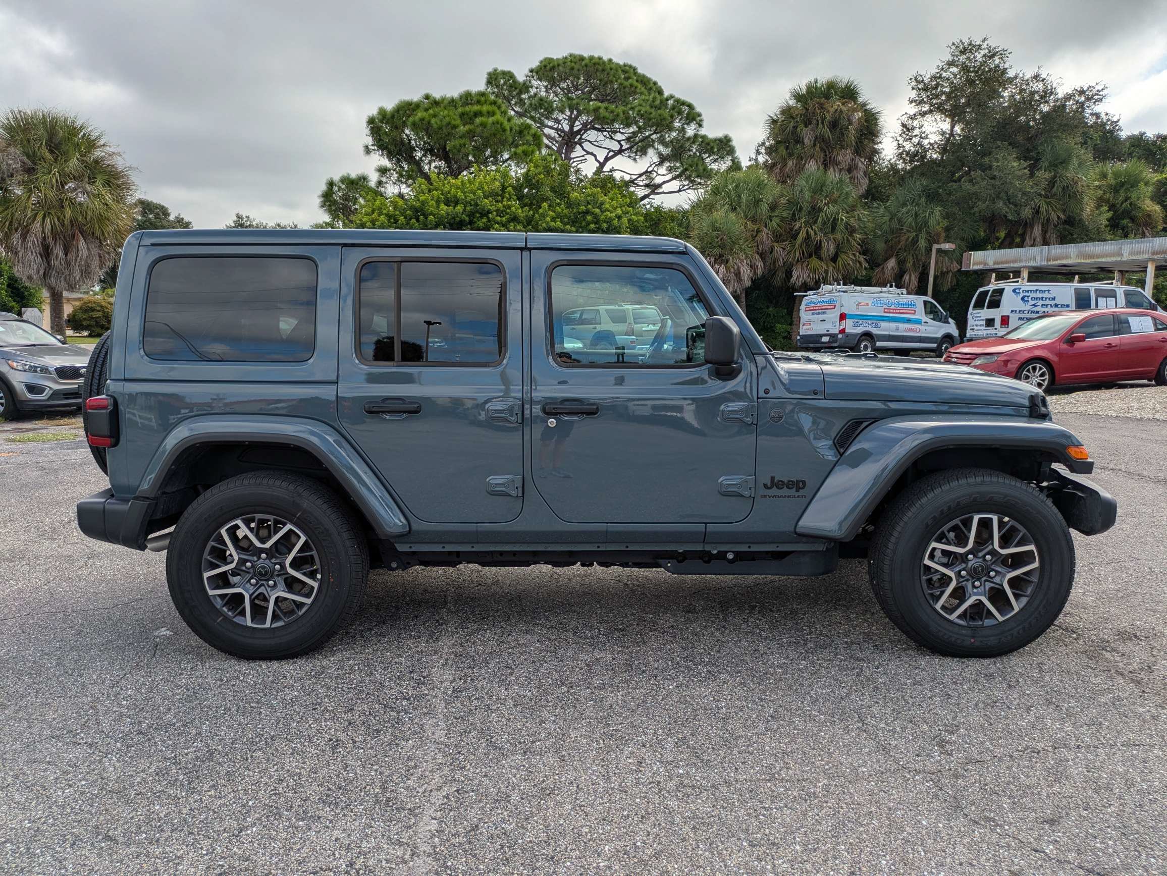 Used 2026 Jeep Wrangler Unlimited Sahara AWD/4WD image 3