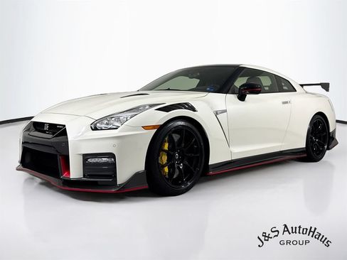 Used 2021 Nissan GT-R NISMO AWD/4WD image 3