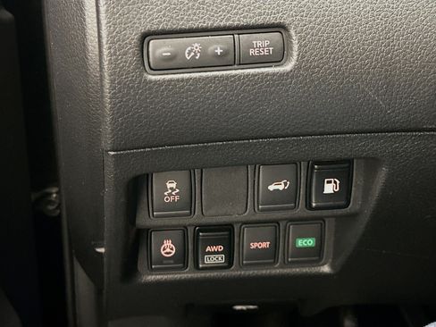 Used 2018 Nissan Rogue SV w/ Premium Package AWD/4WD image 17
