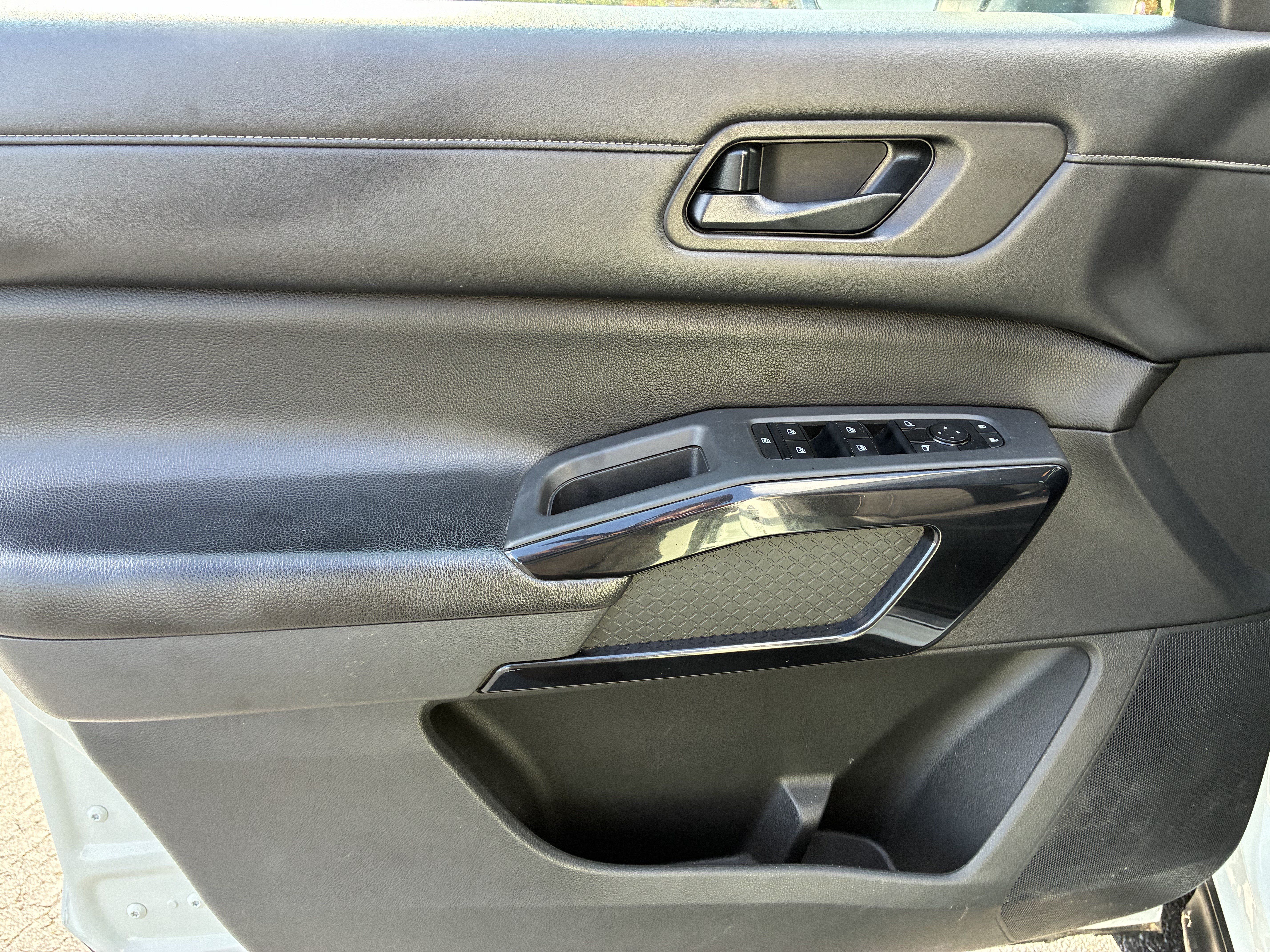 Used 2023 Nissan Pathfinder SV w/ SV Premium Package FWD image 23