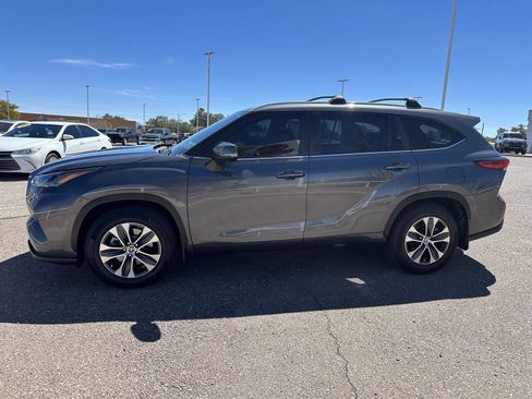 Used 2023 Toyota Highlander XLE FWD image 3