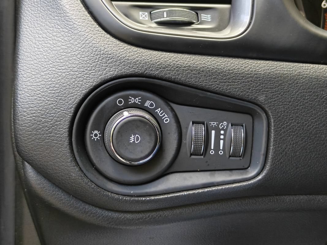 Used 2021 Jeep Renegade Limited AWD/4WD image 24