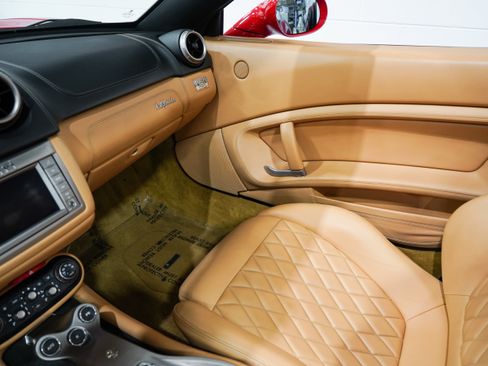 Used 2009 Ferrari California RWD image 13