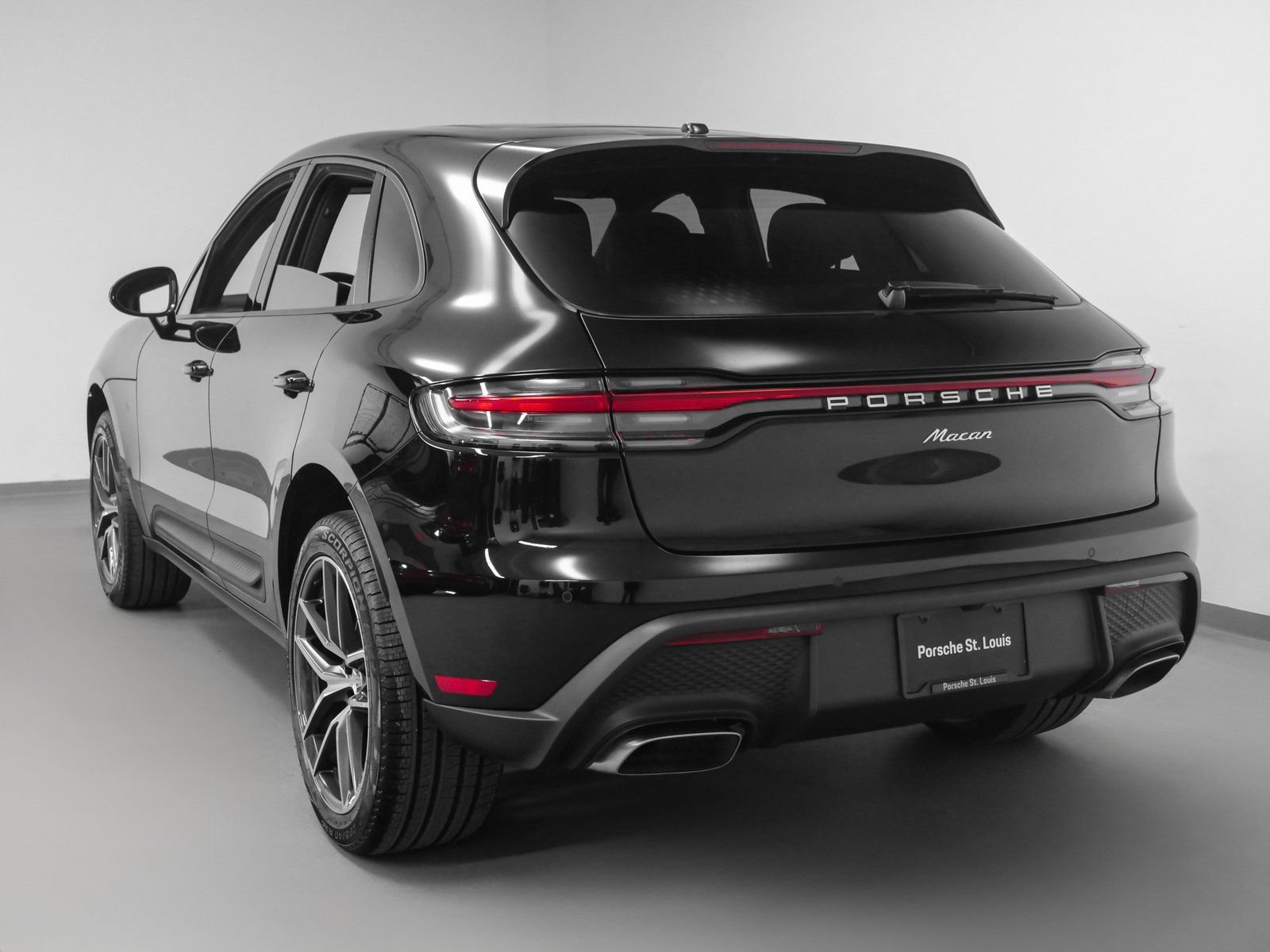 Certified 2025 Porsche Macan AWD/4WD image 3
