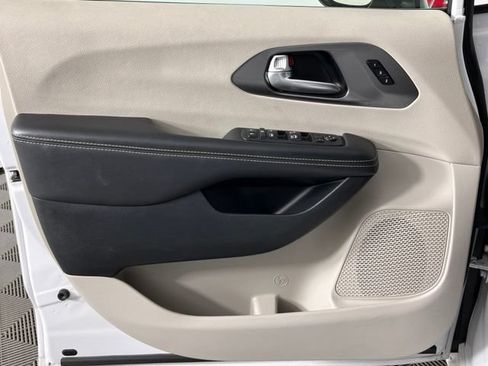 Used 2024 Chrysler Pacifica Touring-L FWD image 20