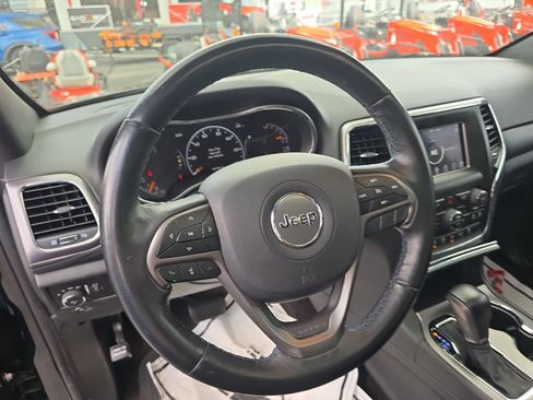 Used 2019 Jeep Grand Cherokee Laredo AWD/4WD image 16