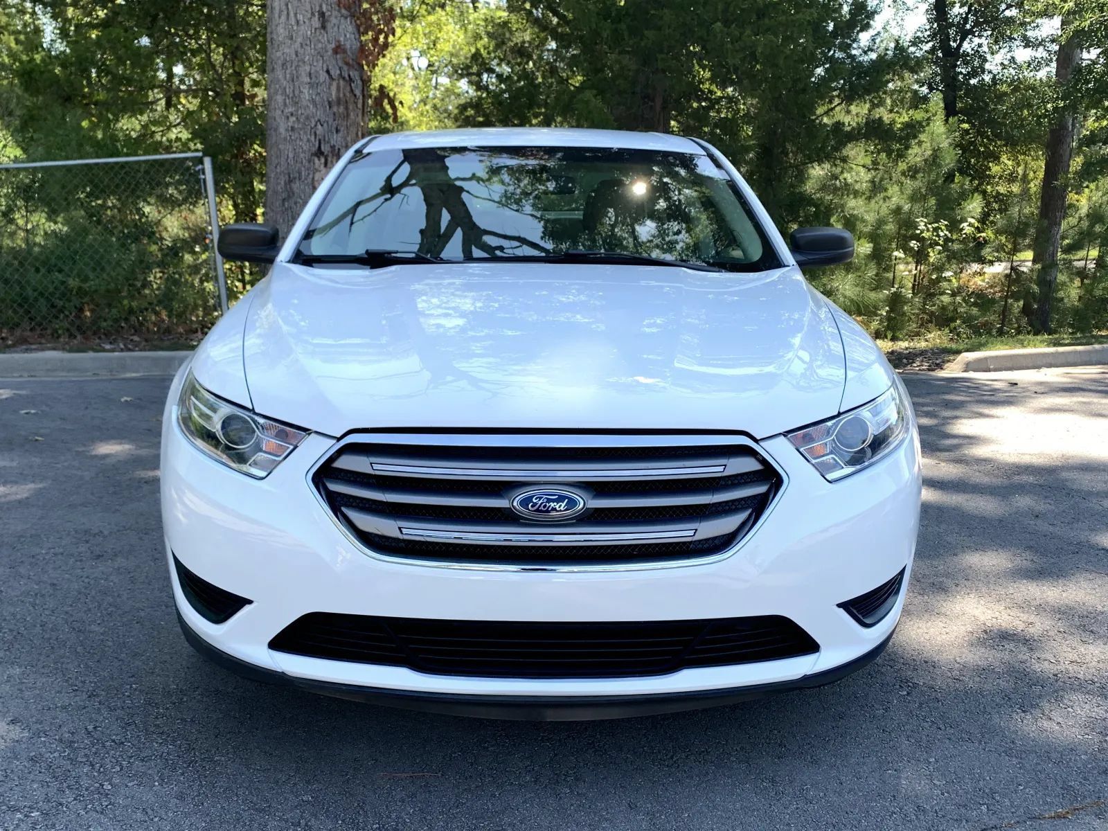 Used 2019 Ford Taurus SE FWD image 2