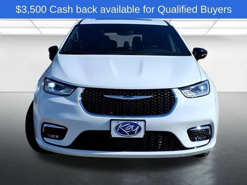 New 2026 Chrysler Pacifica Select image 2