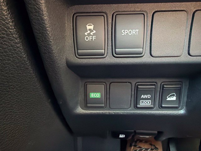 Used 2016 Nissan Rogue SV AWD/4WD image 11