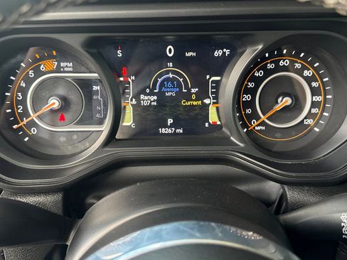 Used 2025 Jeep Wrangler Sahara image 25