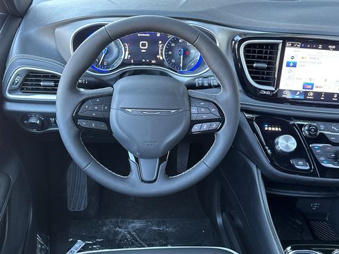 New 2027 Chrysler Pacifica Limited AWD/4WD image 12