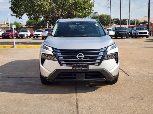 Used 2024 Nissan Rogue SV FWD image 3