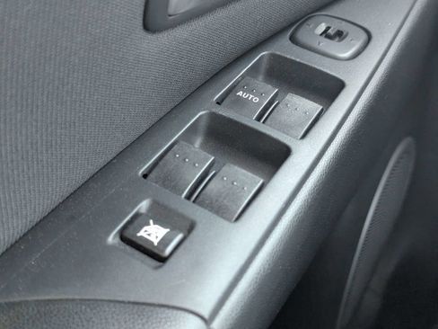 Used 2004 MAZDA MAZDA3 s w/ Moonroof & 6-CD Pkg image 22