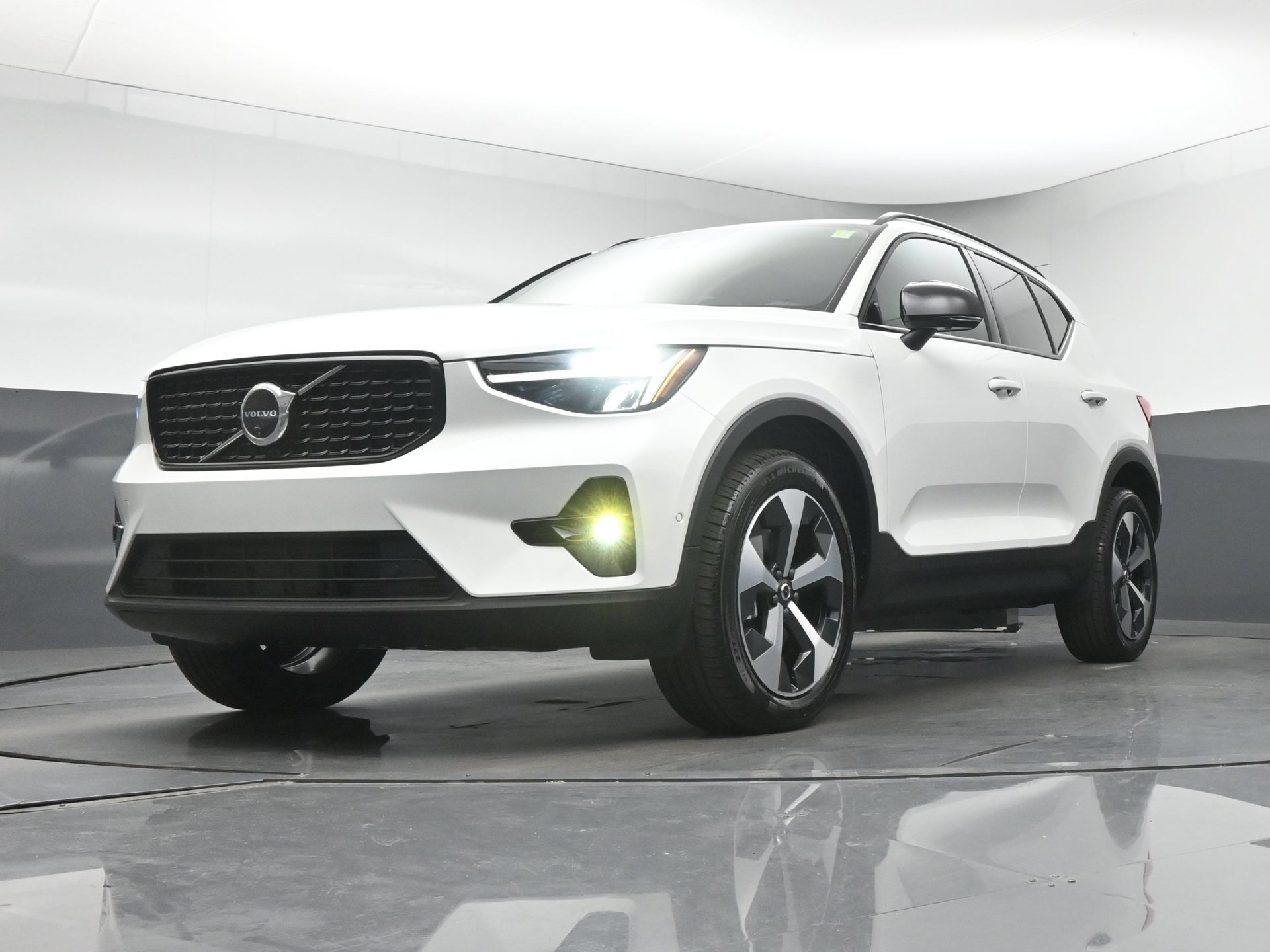 New 2026 Volvo XC40 B4 Plus w/ Protection Package Premier FWD image 37
