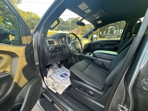 Used 2019 Nissan Titan SV w/ SV Convenience Package image 9