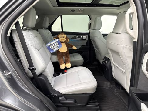 Used 2025 Ford Explorer Platinum w/ Ultimate Package AWD/4WD image 31