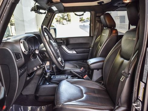 Used 2018 Jeep Wrangler Unlimited Rubicon w/ Connectivity Group image 16