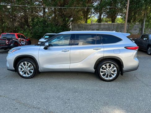 Used 2023 Toyota Highlander Limited FWD image 7