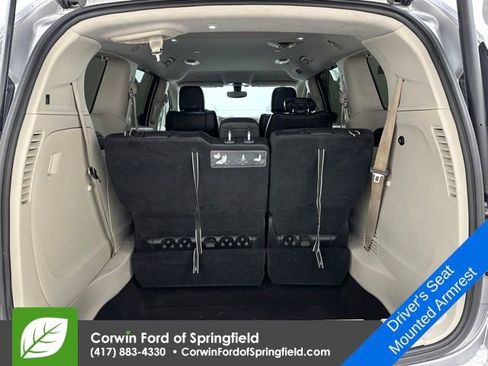 Used 2018 Chrysler Pacifica Touring-L image 17