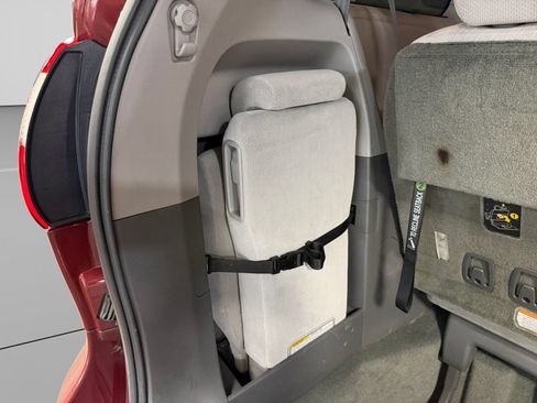 Used 2015 Toyota Sienna LE FWD image 39