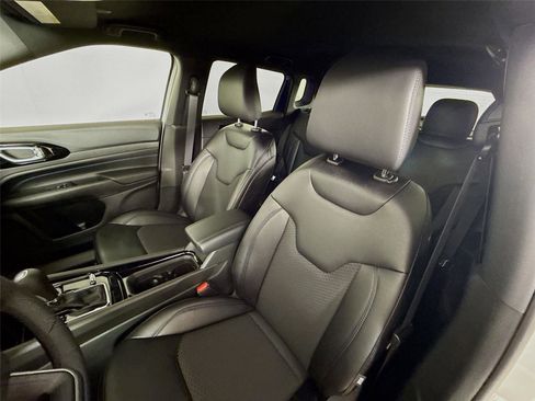 New 2026 Jeep Compass Latitude image 11