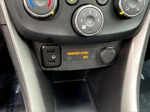 Used 2019 Chevrolet Trax LT w/ Sun & Sound Package image 17