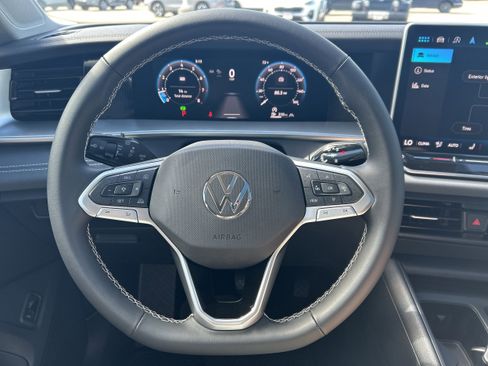 New 2025 Volkswagen Tiguan SE image 15