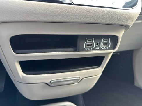 Used 2023 Chrysler Pacifica Touring-L FWD image 21