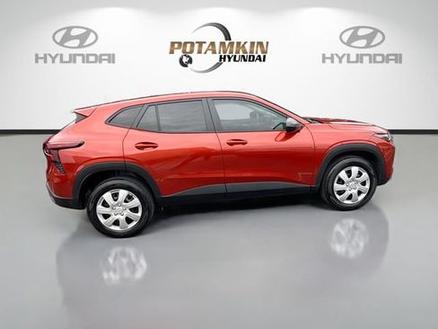 Used 2024 Chevrolet Trax LS FWD image 4