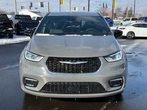 Used 2025 Chrysler Pacifica Select image 3