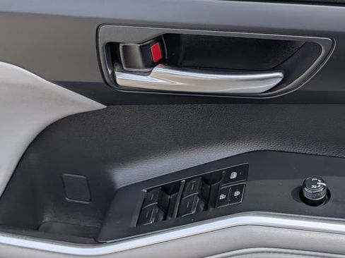 Used 2023 Toyota Highlander XLE FWD image 25