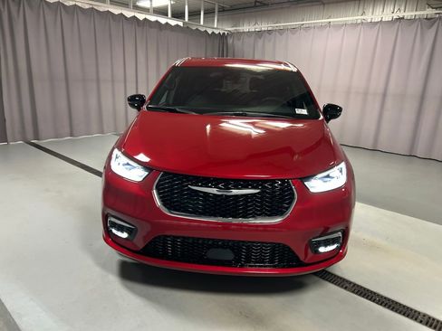 New 2026 Chrysler Pacifica Select image 2