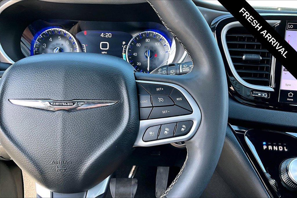 Used 2025 Chrysler Pacifica Select FWD image 16