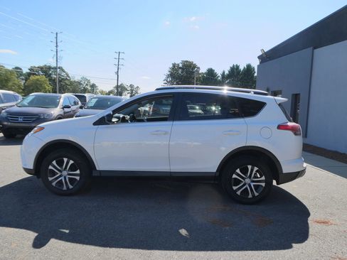 Used 2016 Toyota RAV4 LE image 9