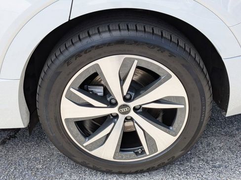 Used 2024 Audi Q8 e-tron Prestige image 25