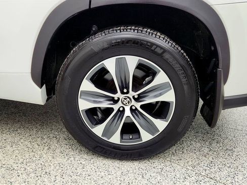 Used 2023 Toyota Highlander XLE image 9
