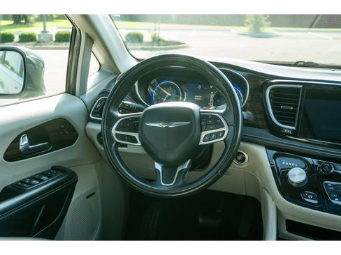 Used 2022 Chrysler Pacifica Limited FWD image 23