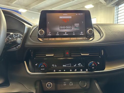 Used 2021 Nissan Rogue SV w/ Premium Package image 16